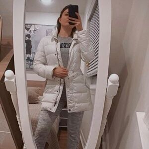 Burberry Women’s White Puffer Jacket – Size Small